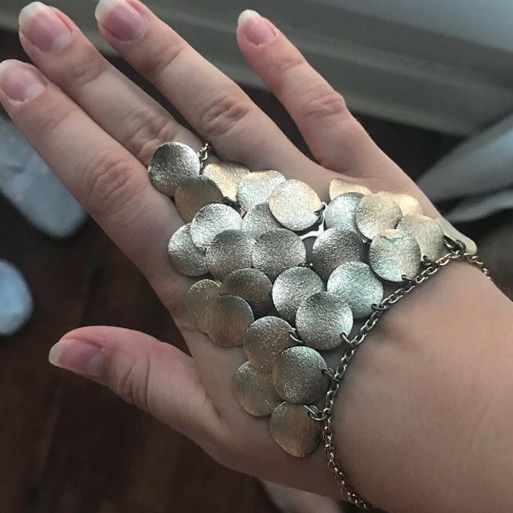 Hand jewelry